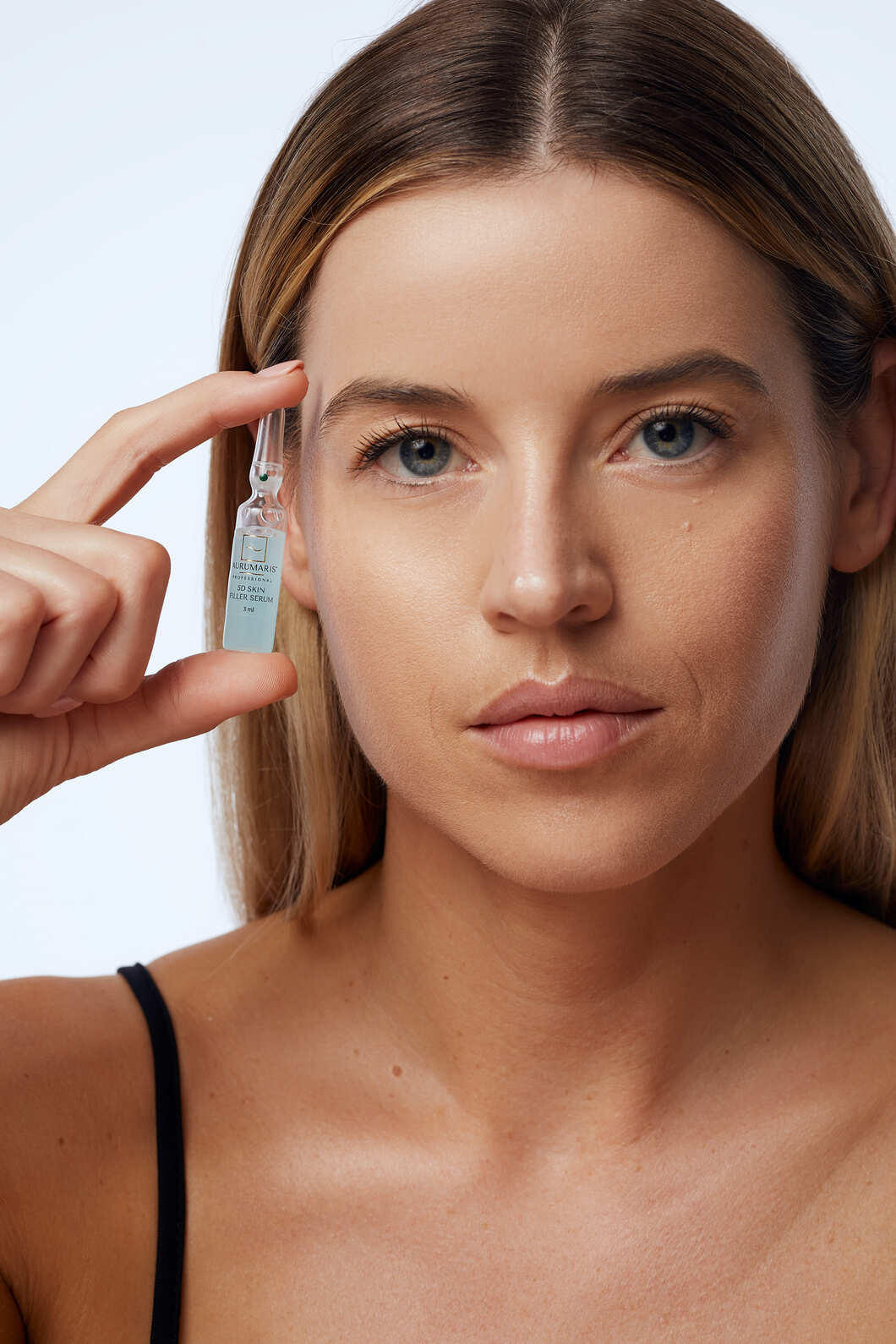 aurumaris-professional-5d-skin-filler-serum-modelka-w-rekach-1.jpg