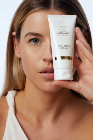 aurumaris-professional-skin-reset-cream-modelka-w-rekach.jpg