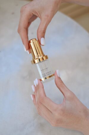 aurumaris-professional-total-remake-smart-serum-modelka-dlonie