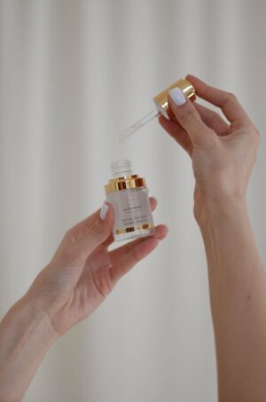 aurumaris-professional-total-remake-smart-serum-modelka-dlonie-otwarte