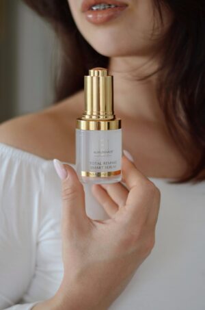 aurumaris-professional-total-remake-smart-serum-modelka-twarz-dlon